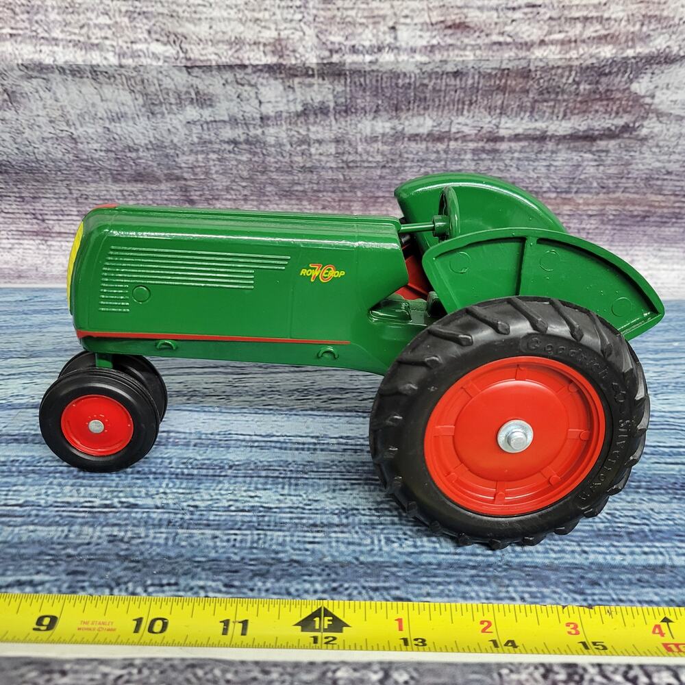 Scale models 1/16 scale Oliver row crop 70 diecast n/frontend tractor green/red